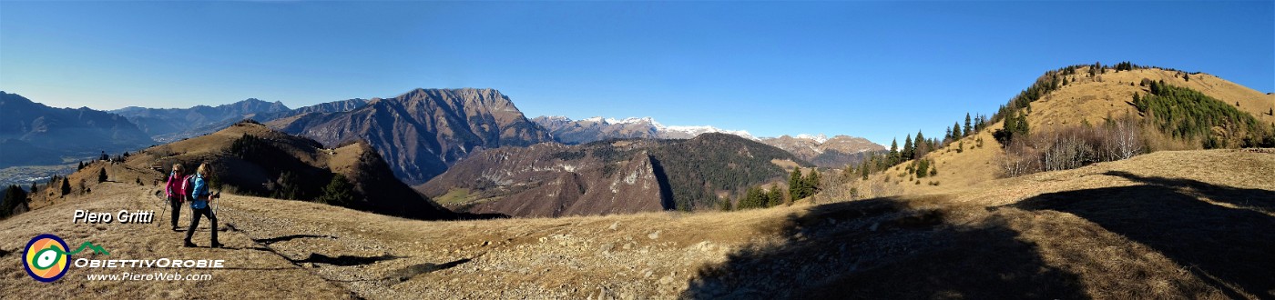 45 In salita dalla Cappella Alpina verso Cima Pare.jpg